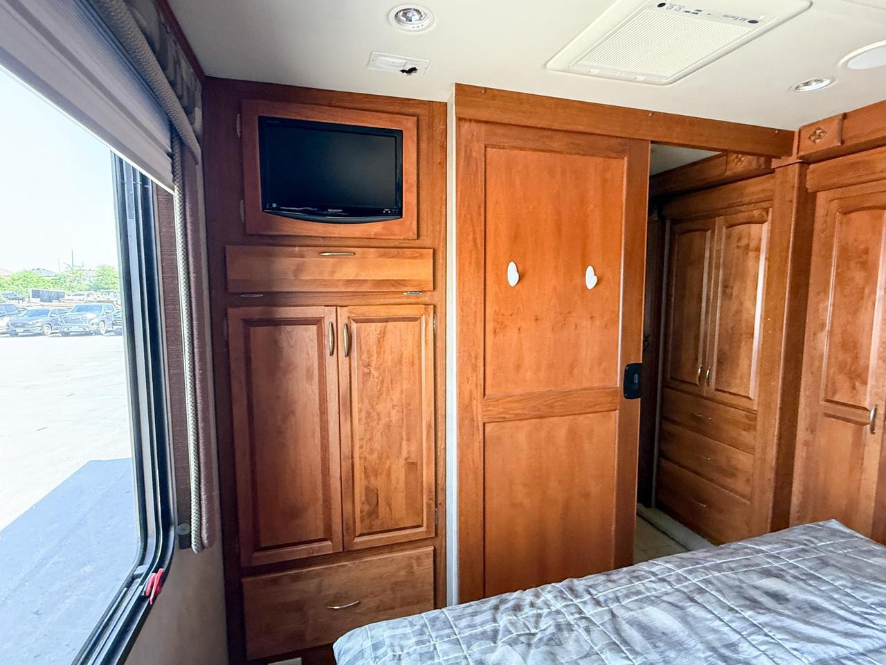 2009 Monaco Roadmaster AE-STACKED RAIL MH / 216-230 WB 2009 MONACO CAYMAN - 34' MOTORHOME, QUEEN BED, DINETTE, FULL SIZE FRIDGE, 3-BURNER STOVE, MICROWAVE, Photo