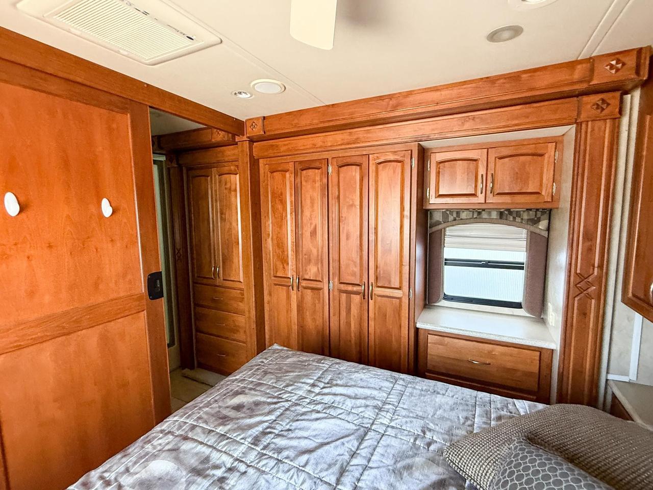 2009 Monaco Roadmaster AE-STACKED RAIL MH / 216-230 WB 2009 MONACO CAYMAN - 34' MOTORHOME, QUEEN BED, DINETTE, FULL SIZE FRIDGE, 3-BURNER STOVE, MICROWAVE, Photo
