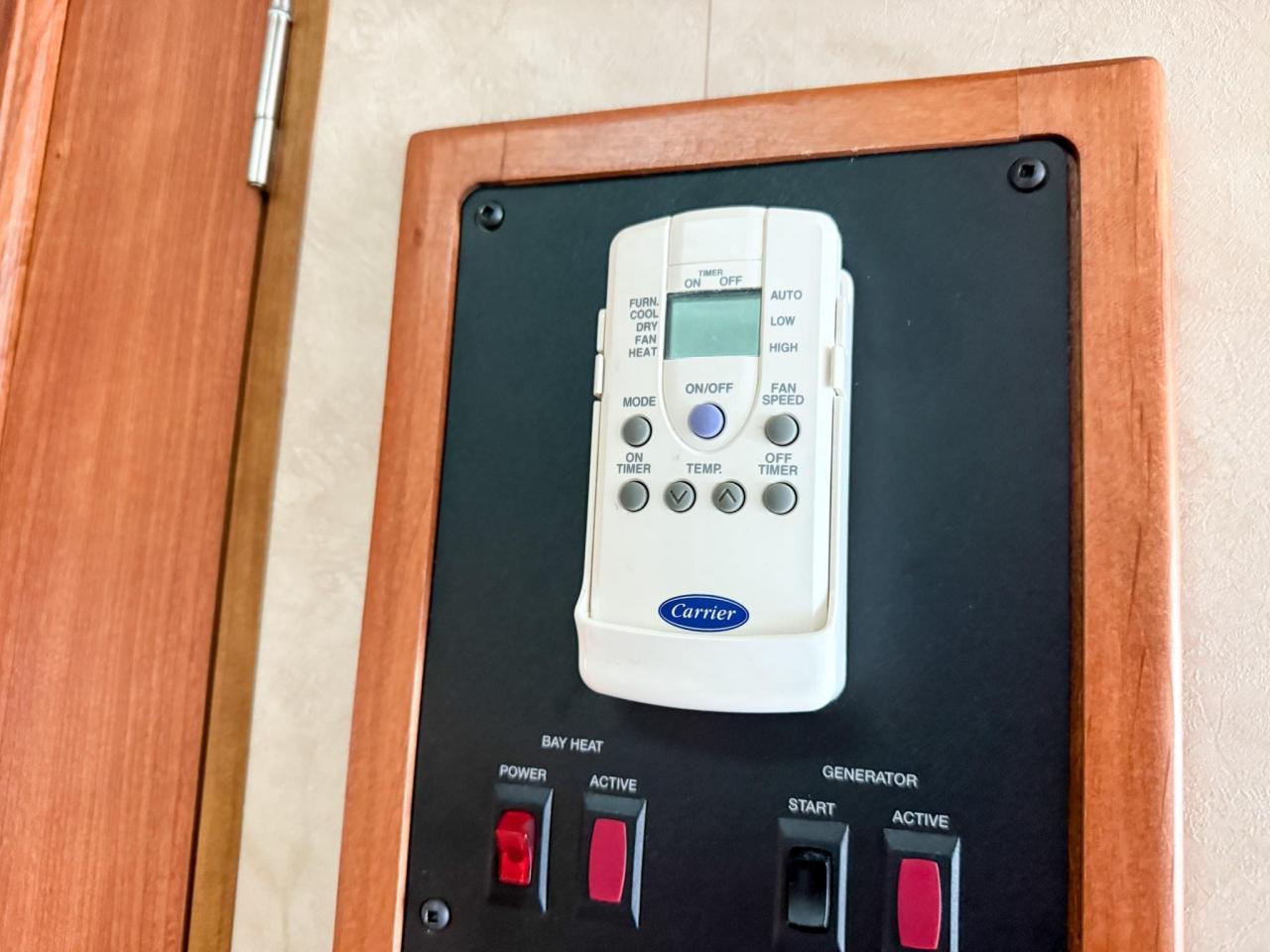 2009 Monaco Roadmaster AE-STACKED RAIL MH / 216-230 WB 2009 MONACO CAYMAN - 34' MOTORHOME, QUEEN BED, DINETTE, FULL SIZE FRIDGE, 3-BURNER STOVE, MICROWAVE, Photo