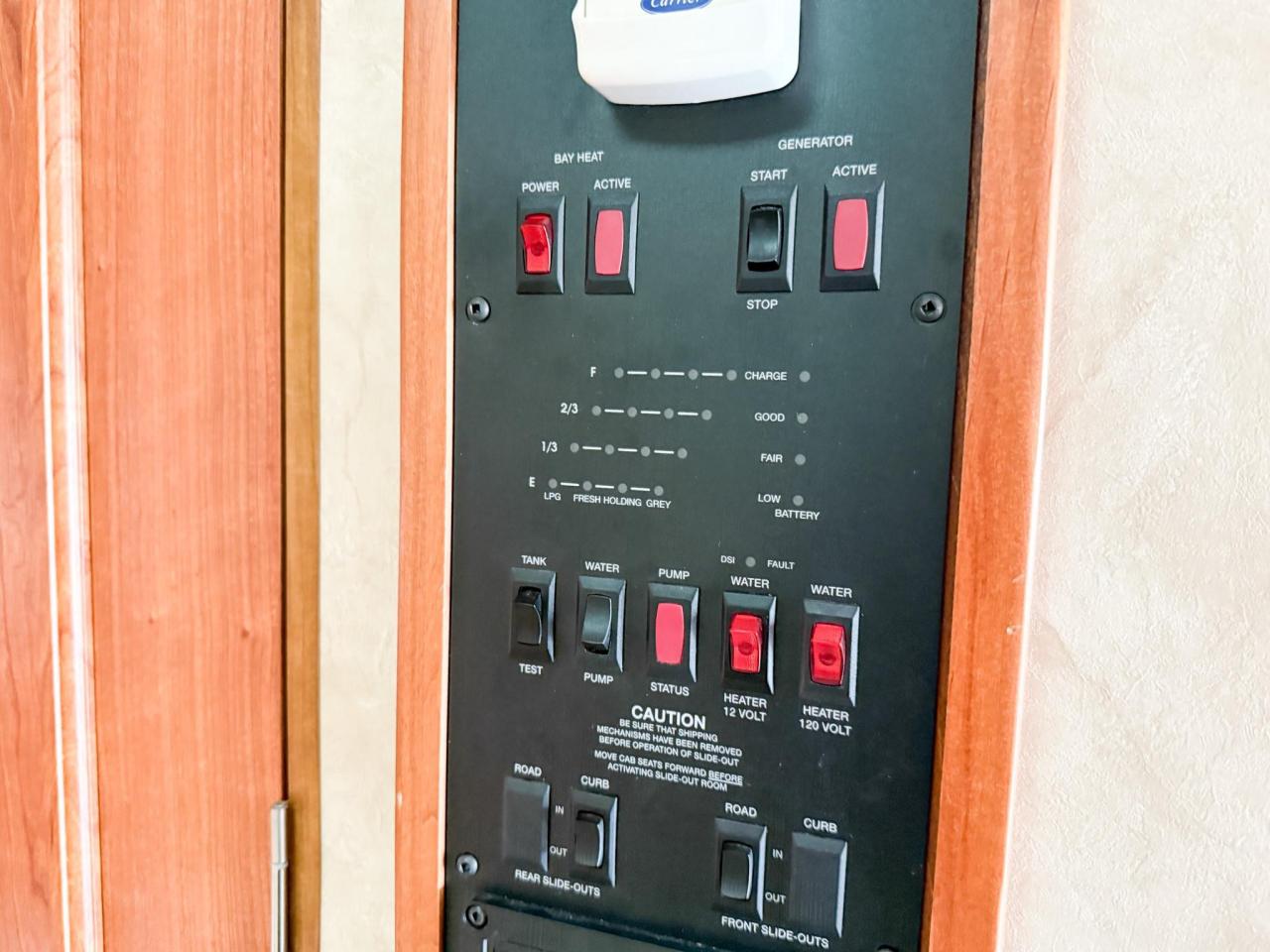 2009 Monaco Roadmaster AE-STACKED RAIL MH / 216-230 WB 2009 MONACO CAYMAN - 34' MOTORHOME, QUEEN BED, DINETTE, FULL SIZE FRIDGE, 3-BURNER STOVE, MICROWAVE, Photo