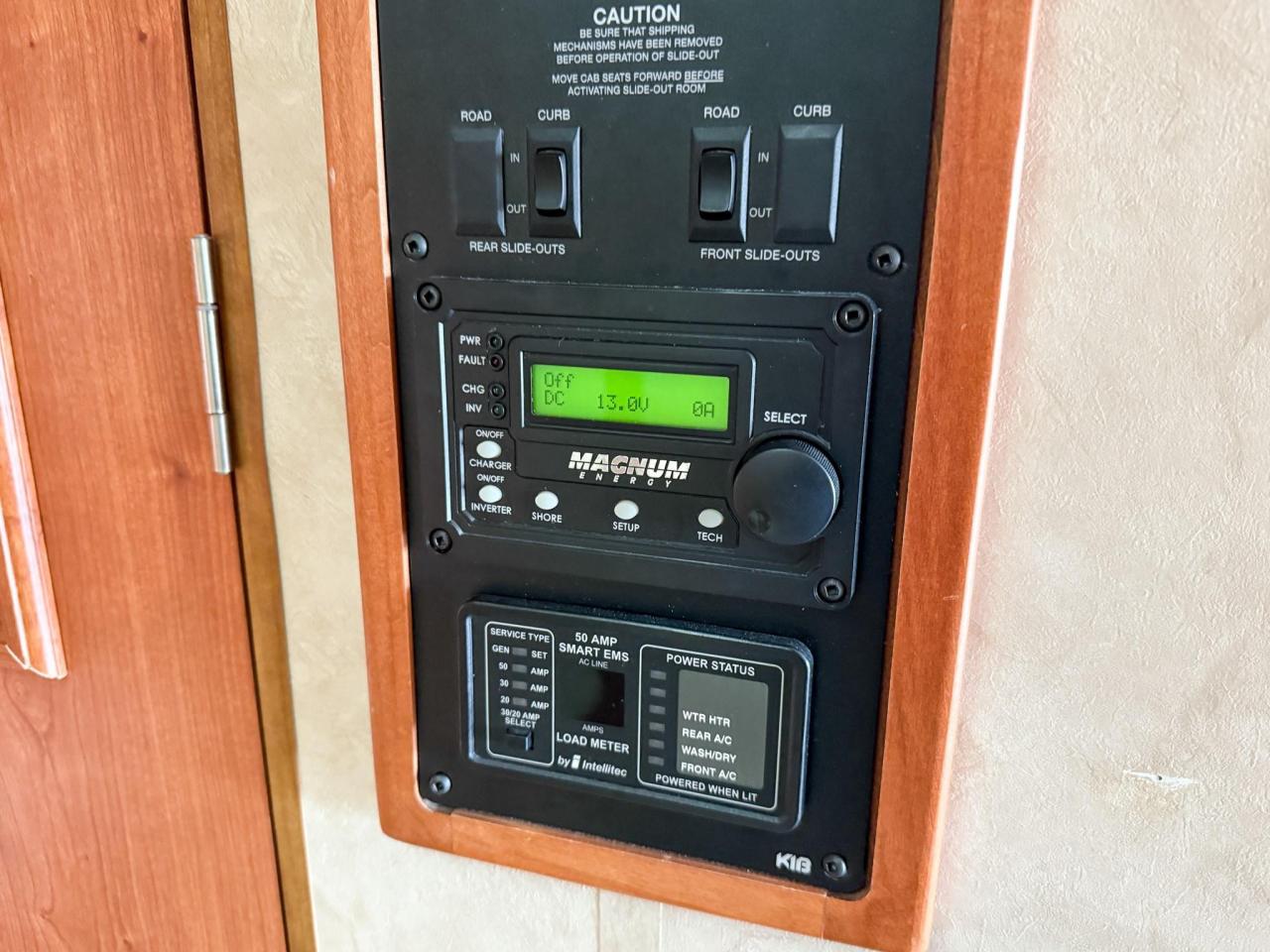 2009 Monaco Roadmaster AE-STACKED RAIL MH / 216-230 WB 2009 MONACO CAYMAN - 34' MOTORHOME, QUEEN BED, DINETTE, FULL SIZE FRIDGE, 3-BURNER STOVE, MICROWAVE, Photo