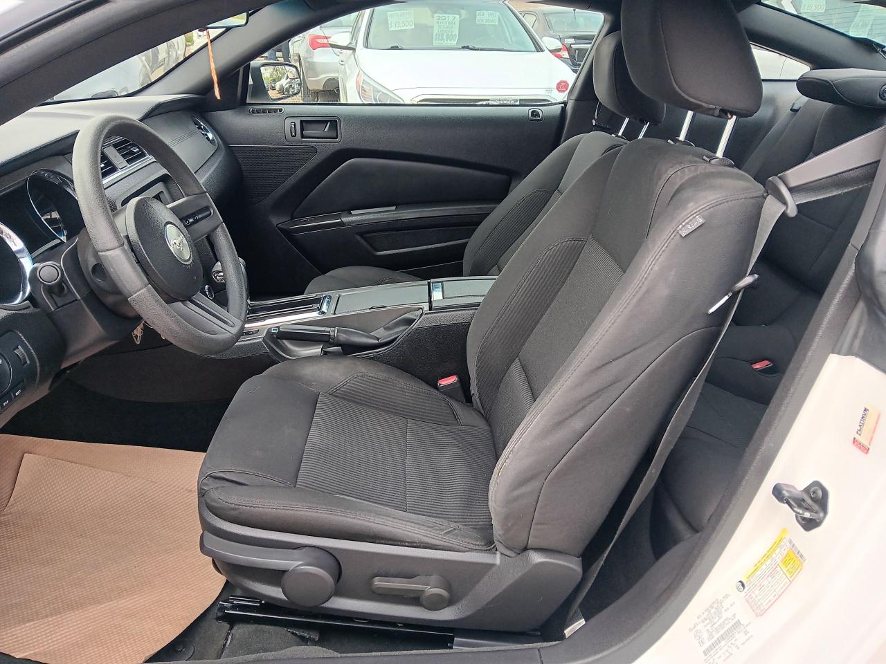2012 Ford Mustang Premium V6 Automatic - Photo #14