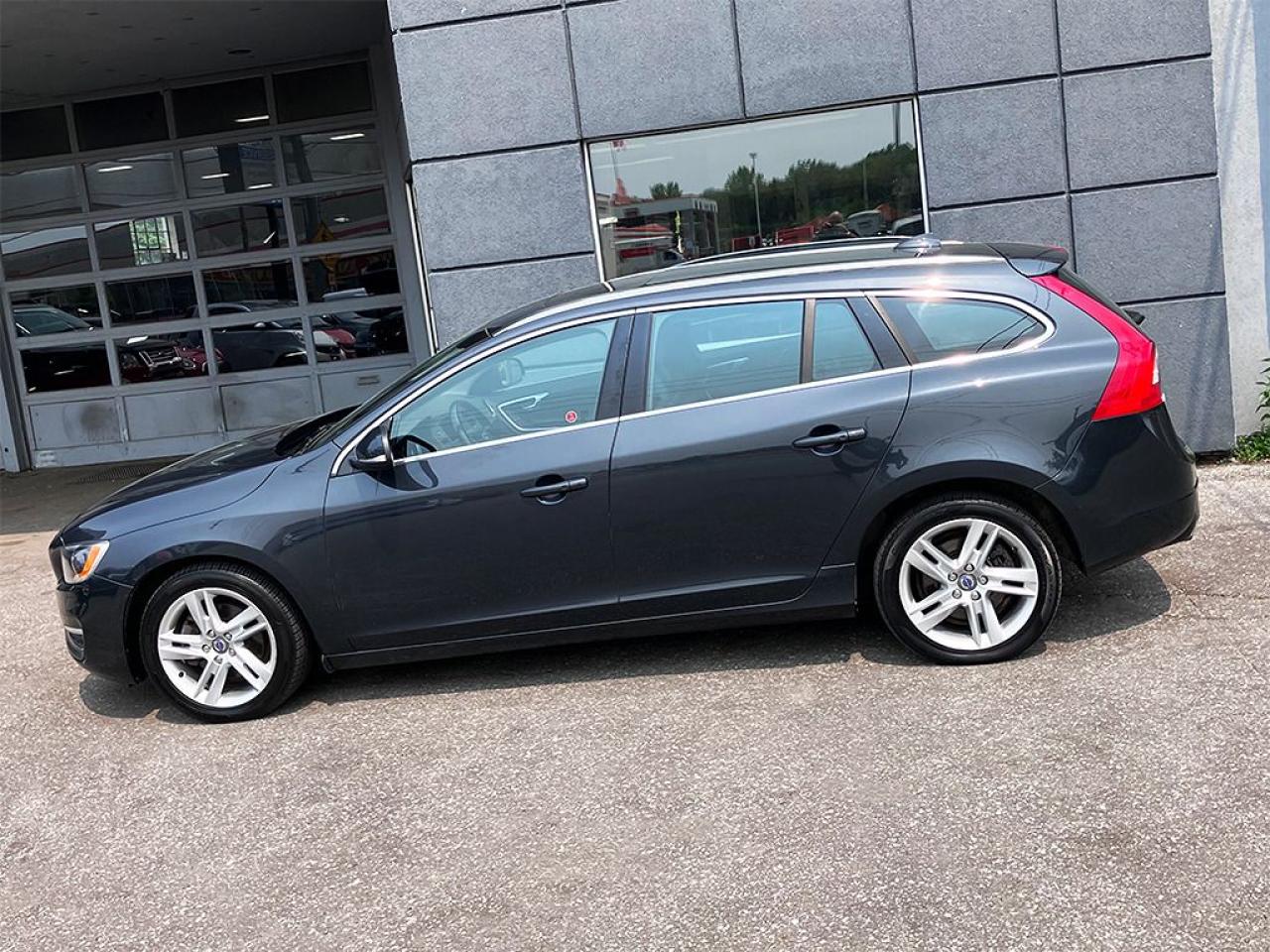 2015 Volvo V60 T5 DRIVE-E |NAVI|REARCAM|LEATHER|ROOF|ALLOYS - Photo #6
