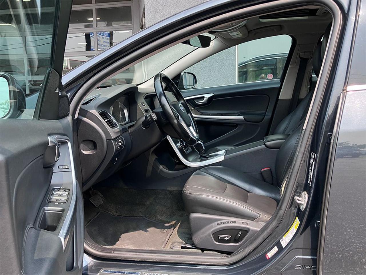 2015 Volvo V60 T5 DRIVE-E |NAVI|REARCAM|LEATHER|ROOF|ALLOYS - Photo #8