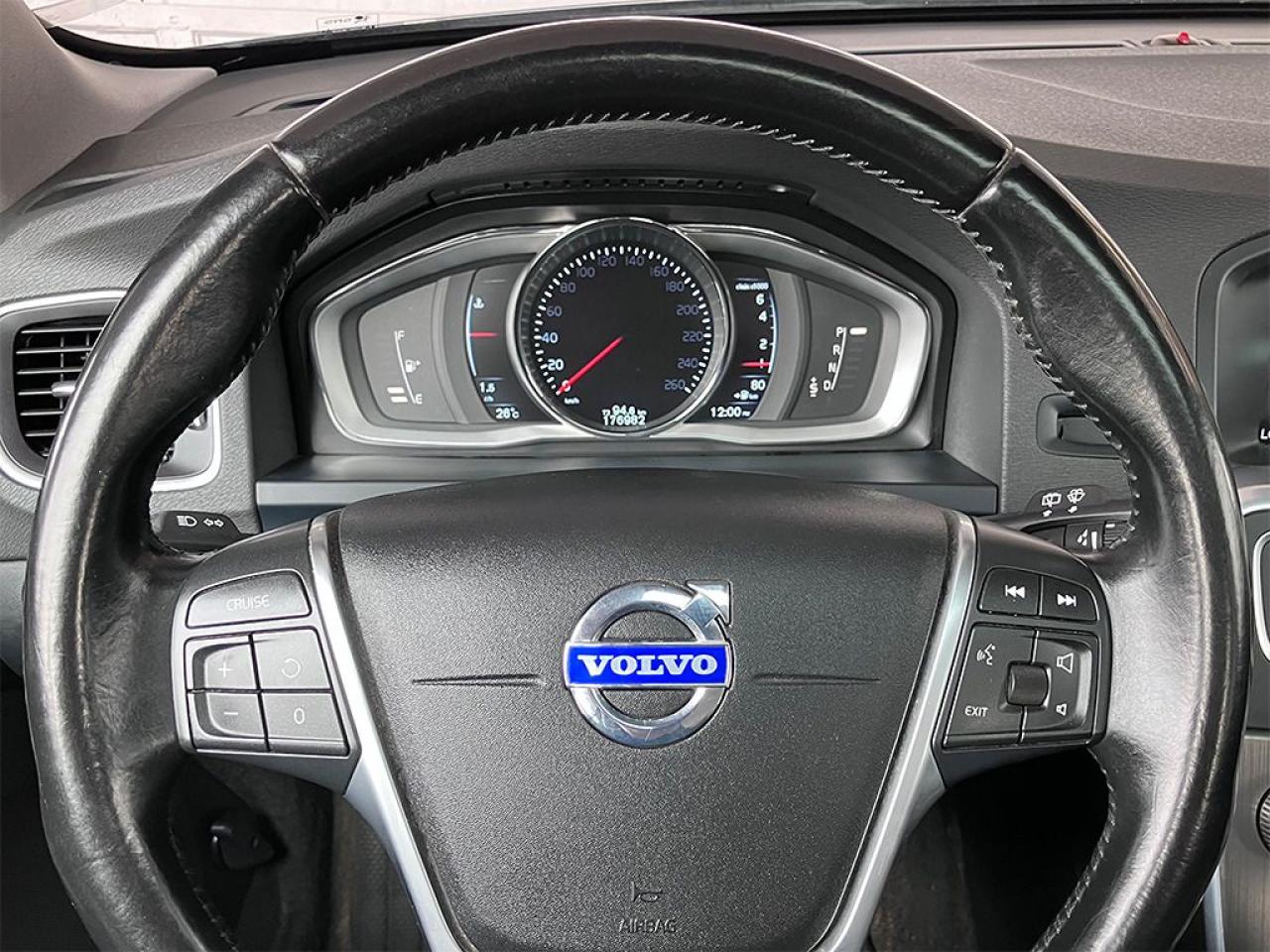 2015 Volvo V60 T5 DRIVE-E |NAVI|REARCAM|LEATHER|ROOF|ALLOYS - Photo #11