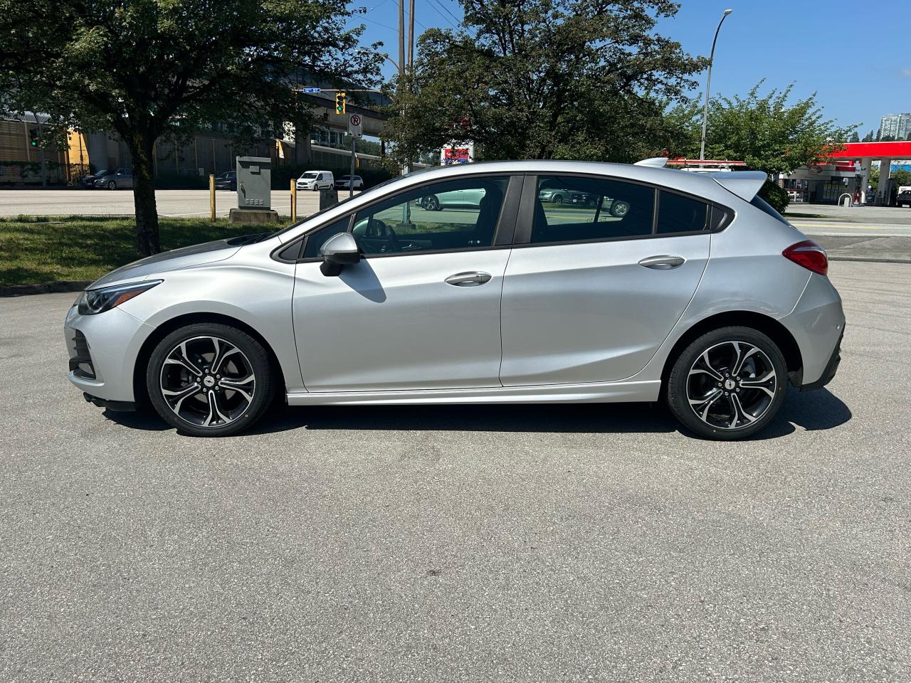 2019 Chevrolet Cruze LT - Photo #2
