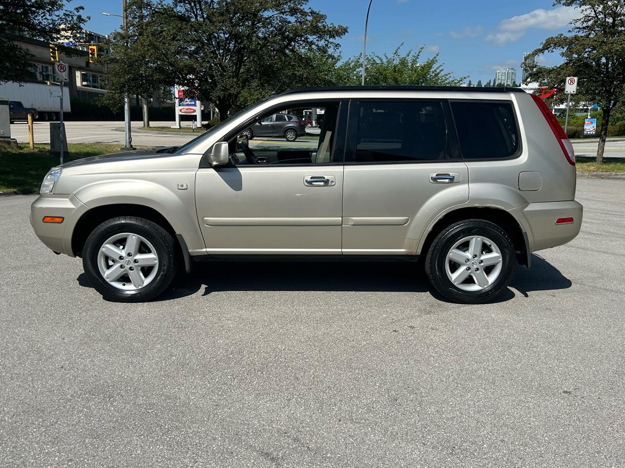 2005 Nissan X-Trail SE - Photo #2