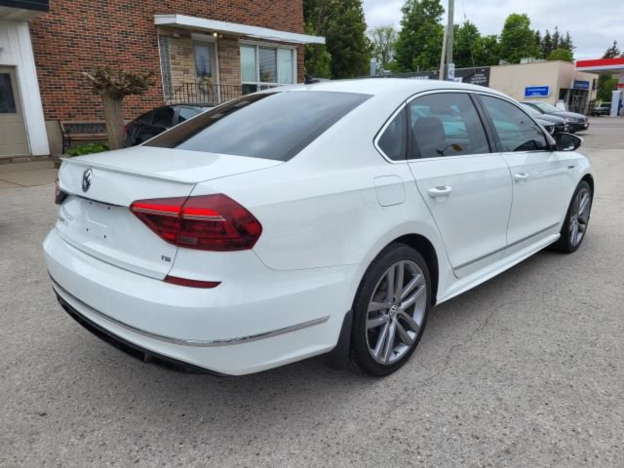 2017 Volkswagen Passat RLINE Photo25
