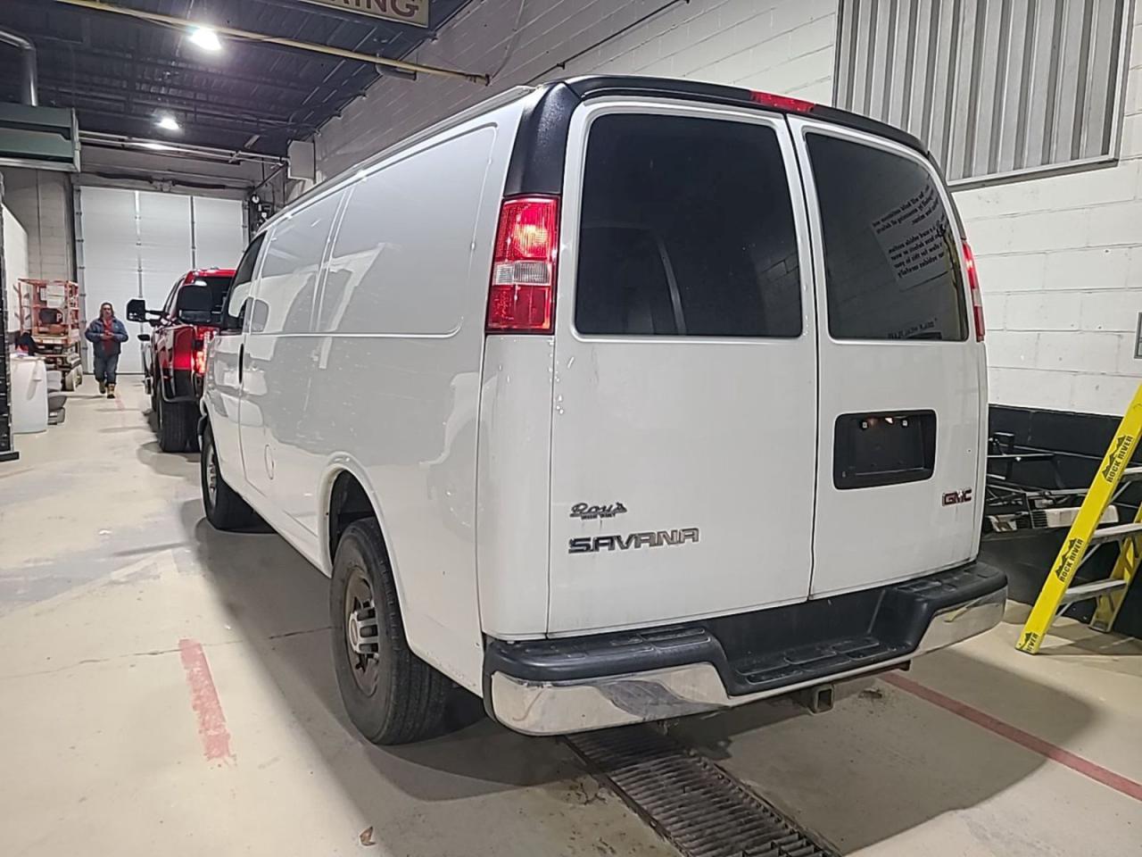 2017 GMC Savana G2500 - Photo #4