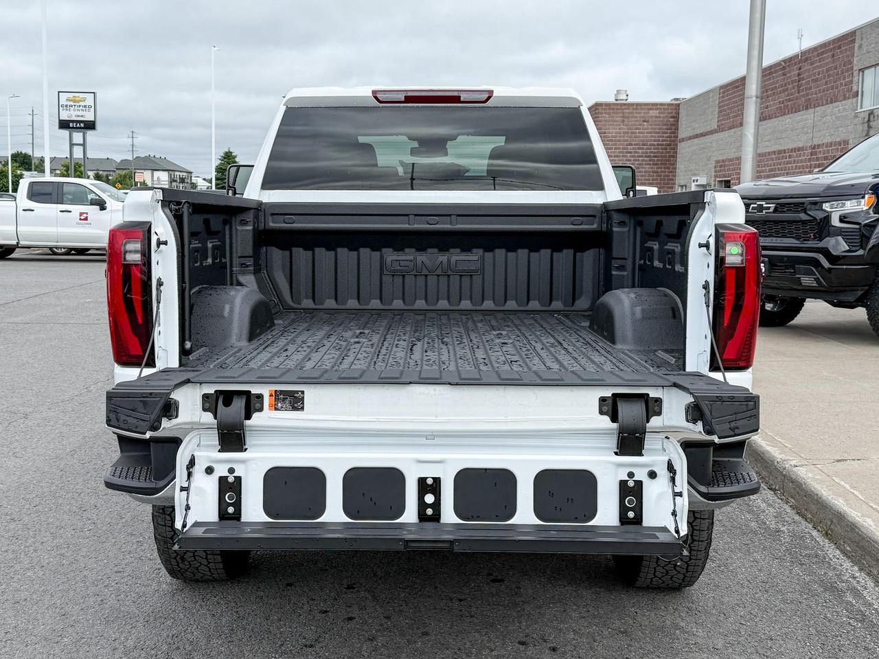 2025 GMC Sierra 2500 HD SLT DURAMAX 6.6L V8 WITH REMOTE START/ENTRY, HEATED SEATS, HEATED STEERING WHEEL, VENTILATED SEATS, BOSE SOUND SYSTEM, HD REAR VISION CAMERA Photo4