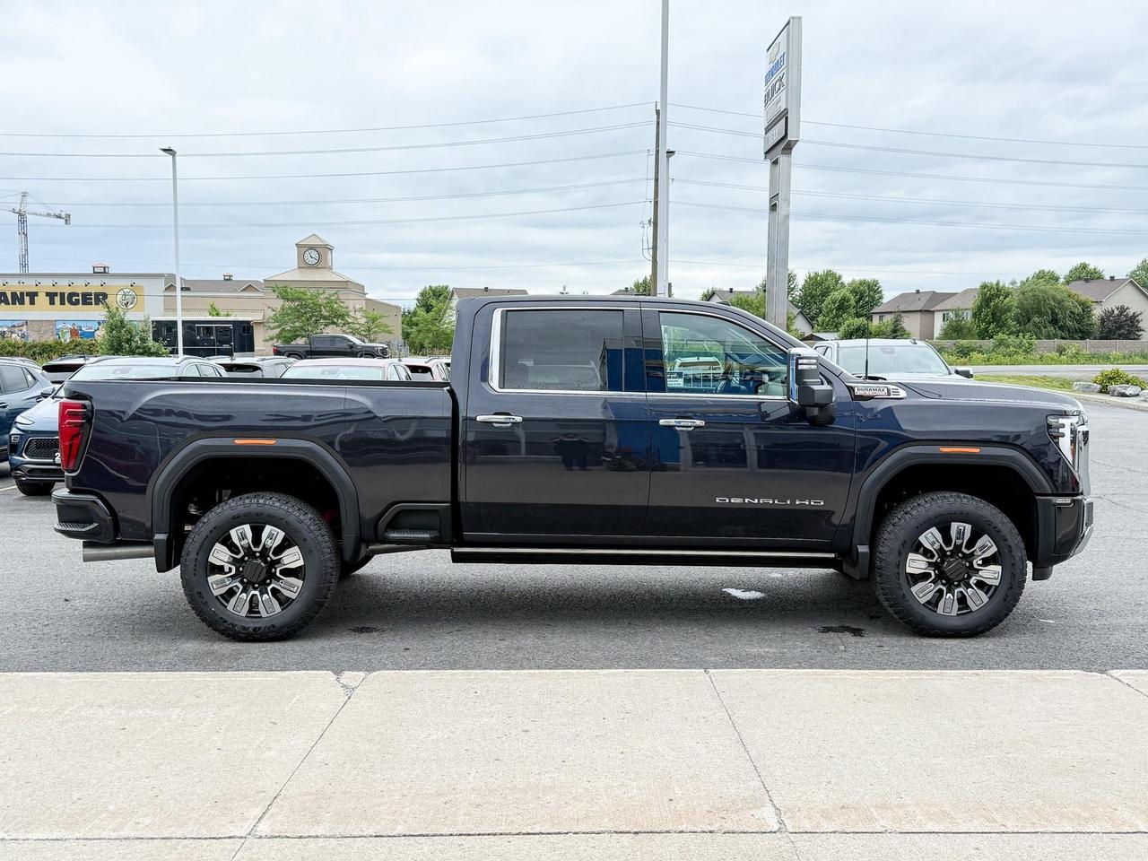 2025 GMC Sierra 2500 HD Denali DURAMAX 6.6L V8 WITH REMOTE START/ENTRY, HEATED SEATS, HEATED STEERING WHEEL, VENTILATED SEATS, HD SURROUND VISION Photo