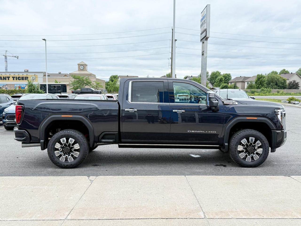 2025 GMC Sierra 2500 HD Denali DURAMAX 6.6L V8 WITH REMOTE START/ENTRY, HEATED SEATS, HEATED STEERING WHEEL, VENTILATED SEATS, HD SURROUND VISION Photo