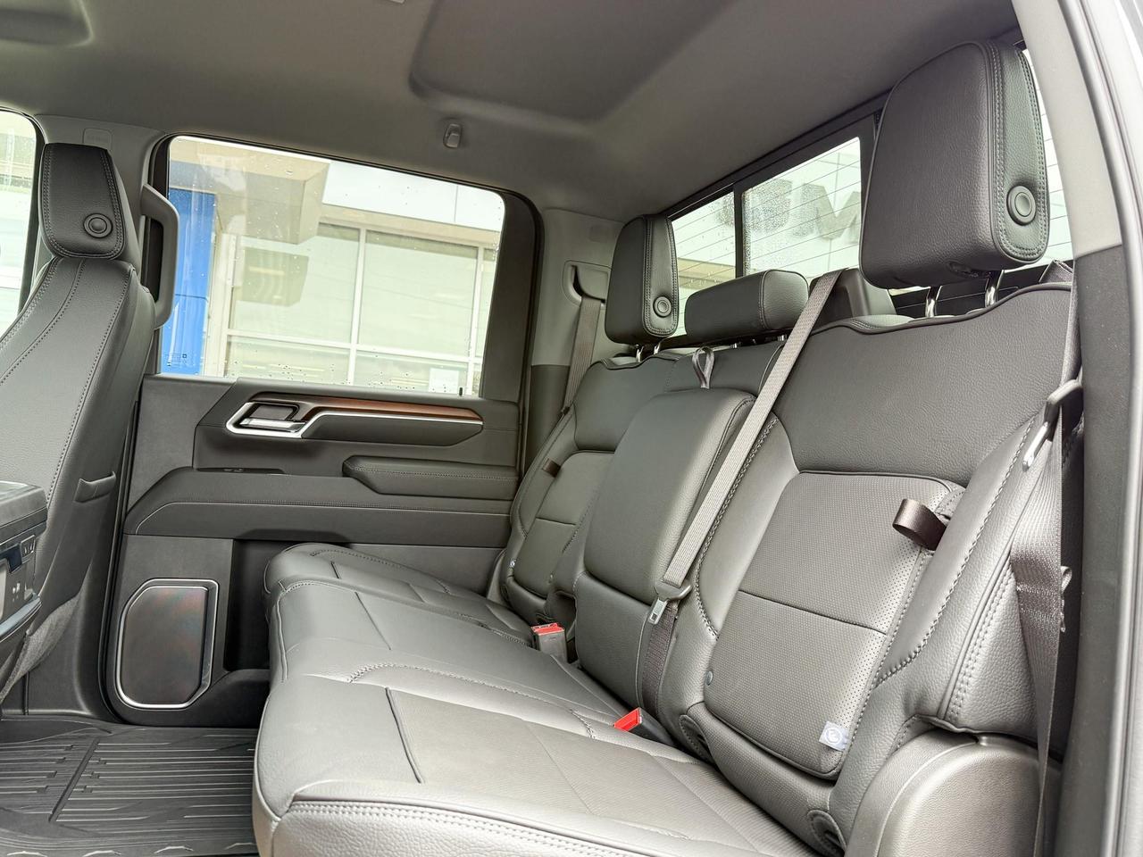 2025 GMC Sierra 2500 HD Denali DURAMAX 6.6L V8 WITH REMOTE START/ENTRY, HEATED SEATS, HEATED STEERING WHEEL, VENTILATED SEATS, HD SURROUND VISION Photo