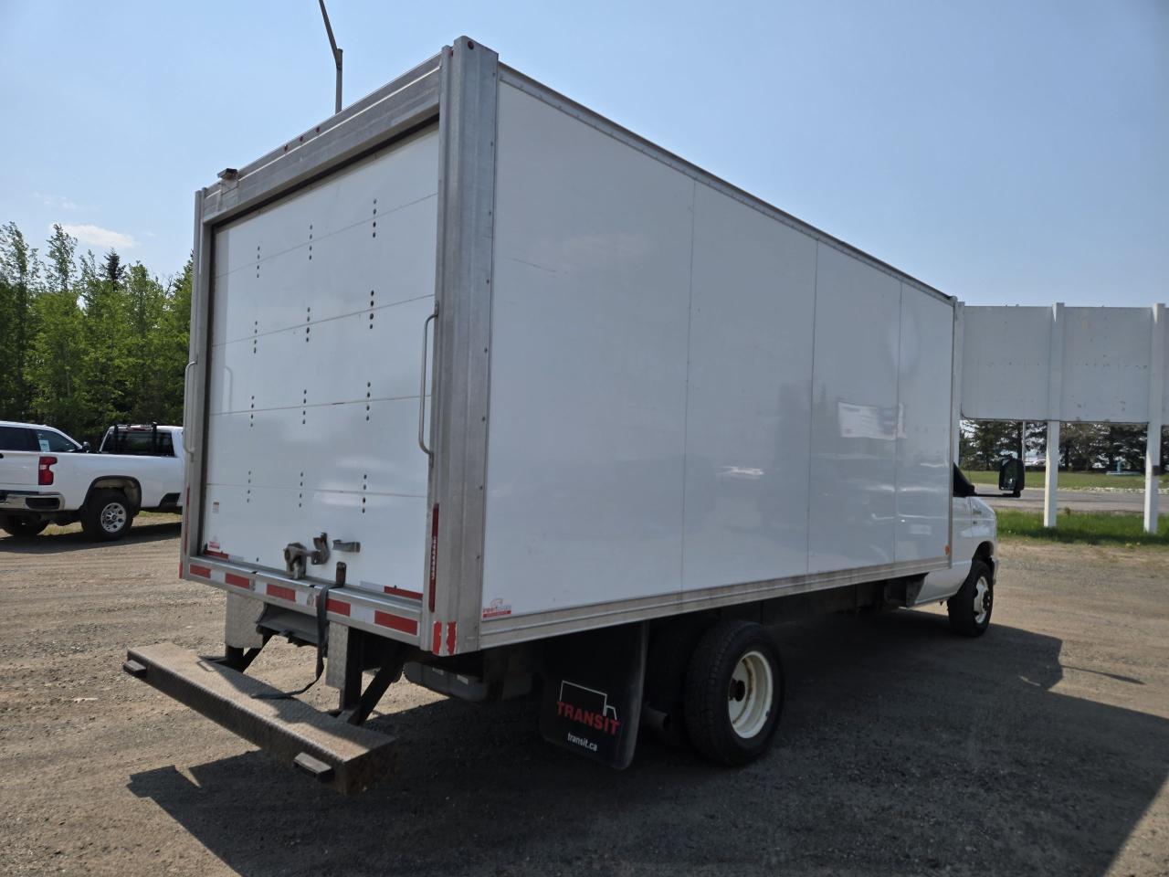 2019 Ford E-Series Cutaway 16' Cube Van - Photo #4
