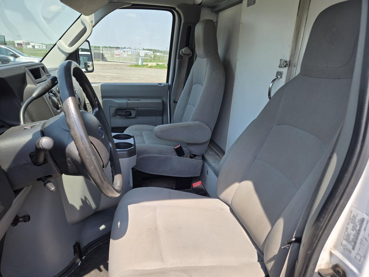 2019 Ford E-Series Cutaway 16' Cube Van - Photo #11
