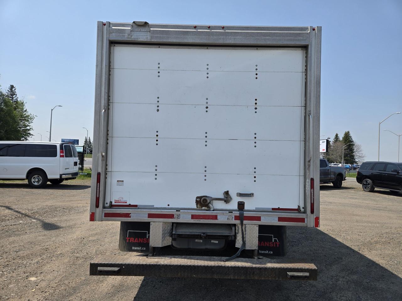 2019 Ford E-Series Cutaway 16' Cube Van - Photo #5