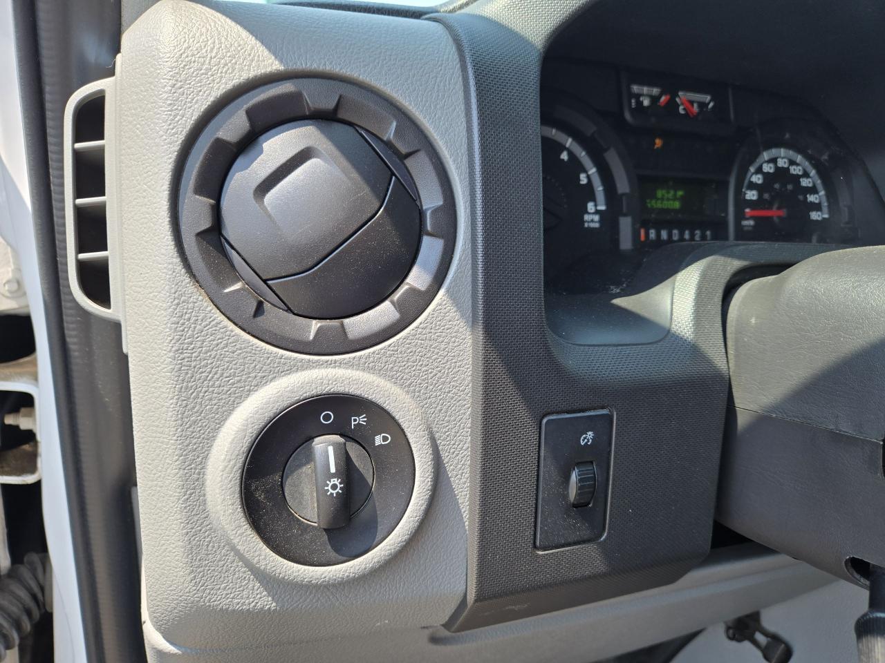 2019 Ford E-Series Cutaway 16' Cube Van - Photo #14