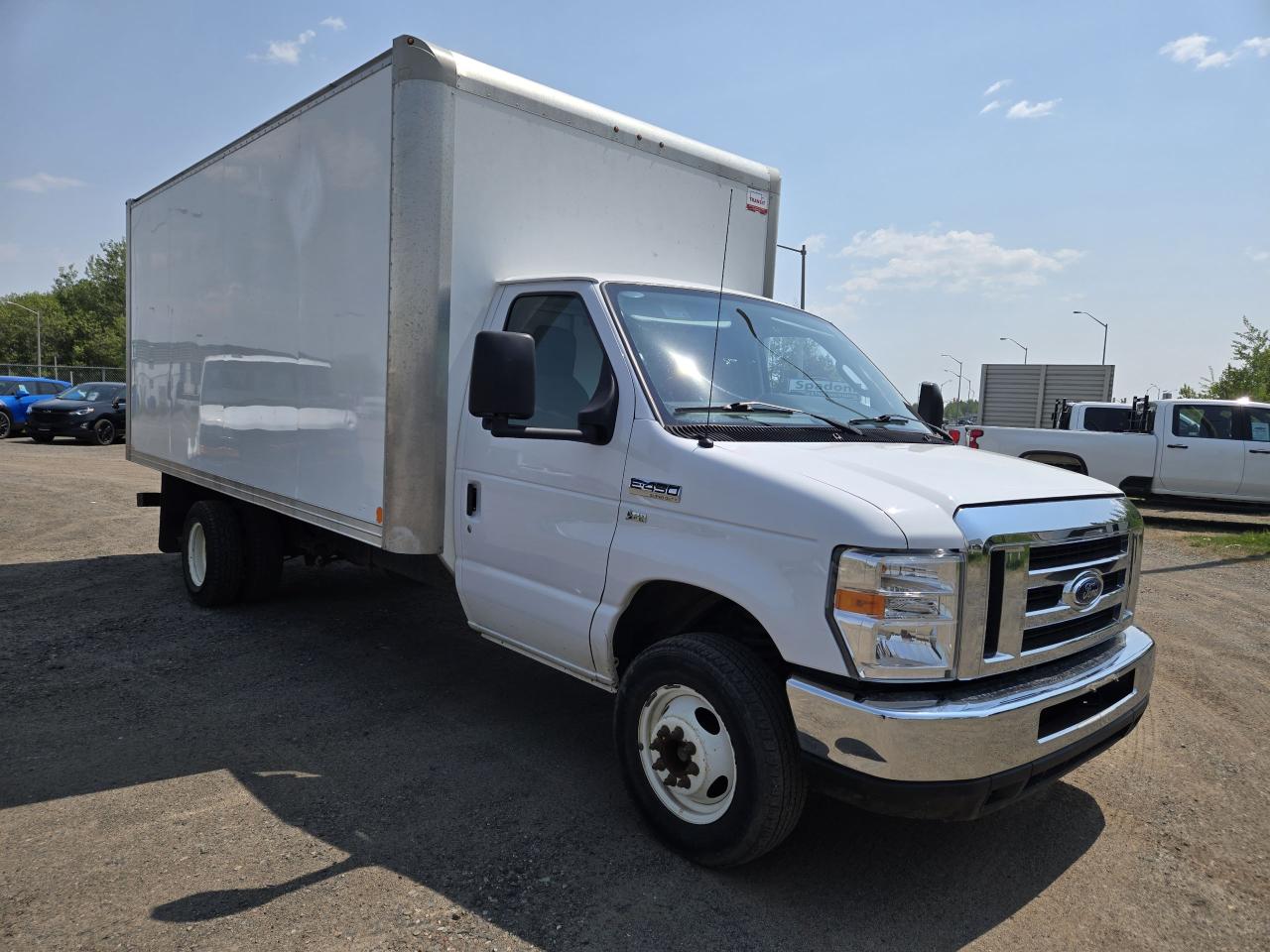 2019 Ford E-Series Cutaway 16' Cube Van - Photo #3