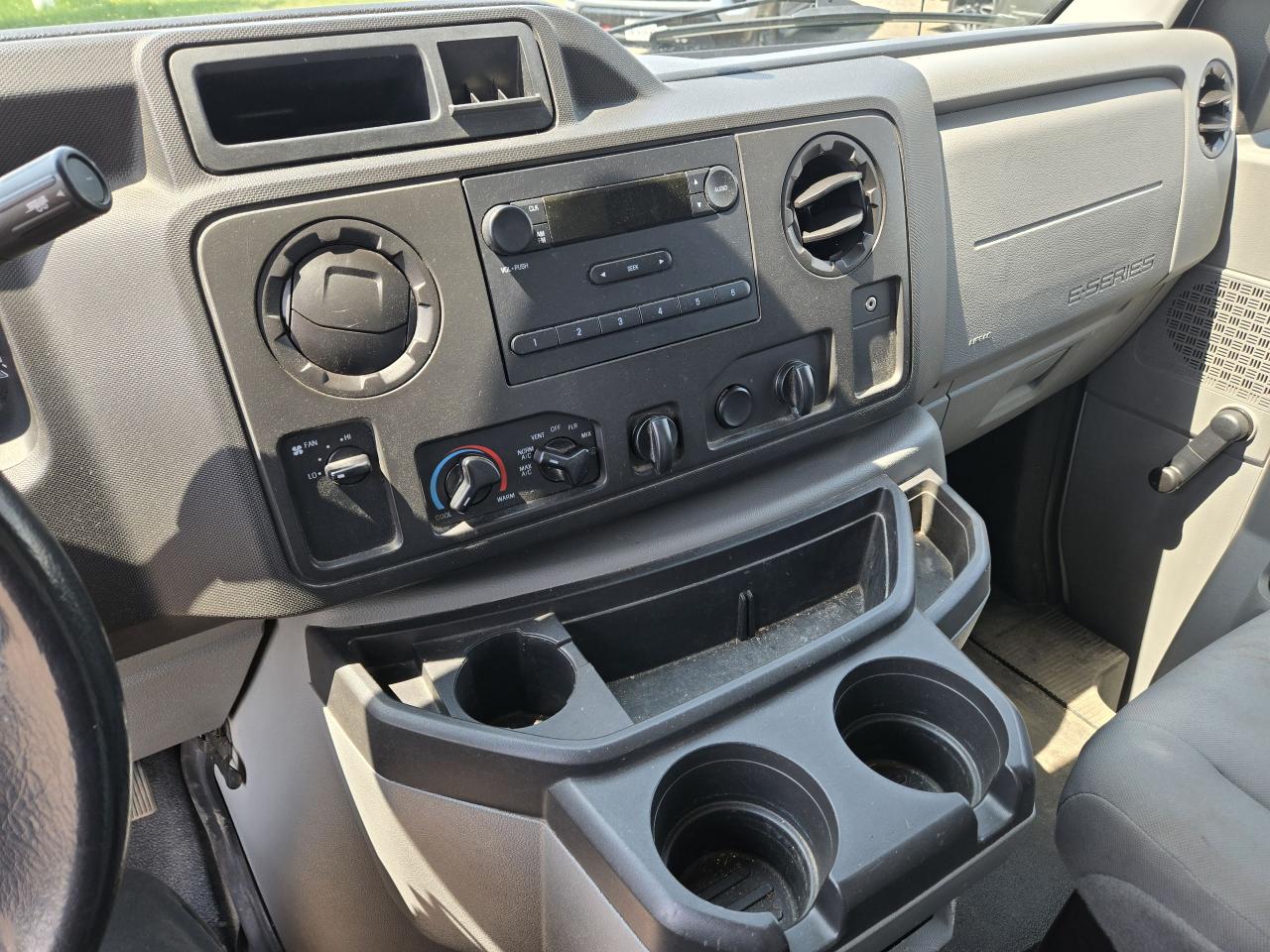 2019 Ford E-Series Cutaway 16' Cube Van - Photo #12