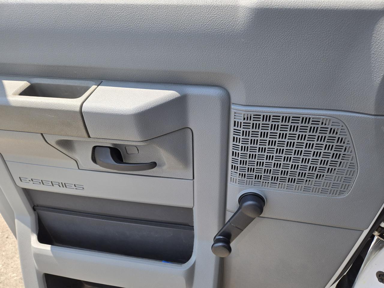 2019 Ford E-Series Cutaway 16' Cube Van - Photo #15