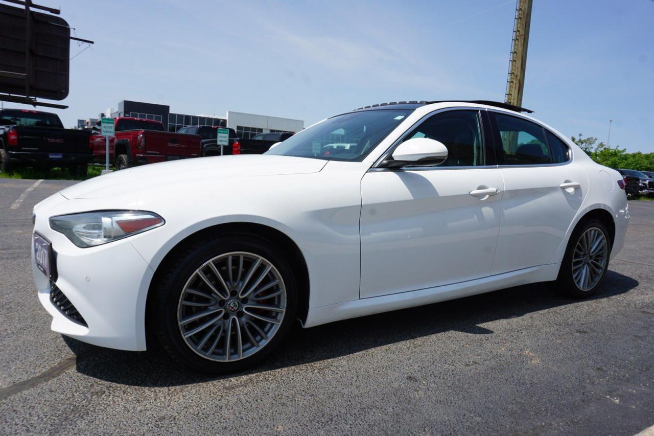 2017 Alfa Romeo Giulia 2.0Ti AWD CERTIFIED *MASERATI MAINTAIN* CAMERA NAV BLUETOOTH LEATHER HEATED SEATS PANO ROOF CRUISE ALLOYS - Photo #3