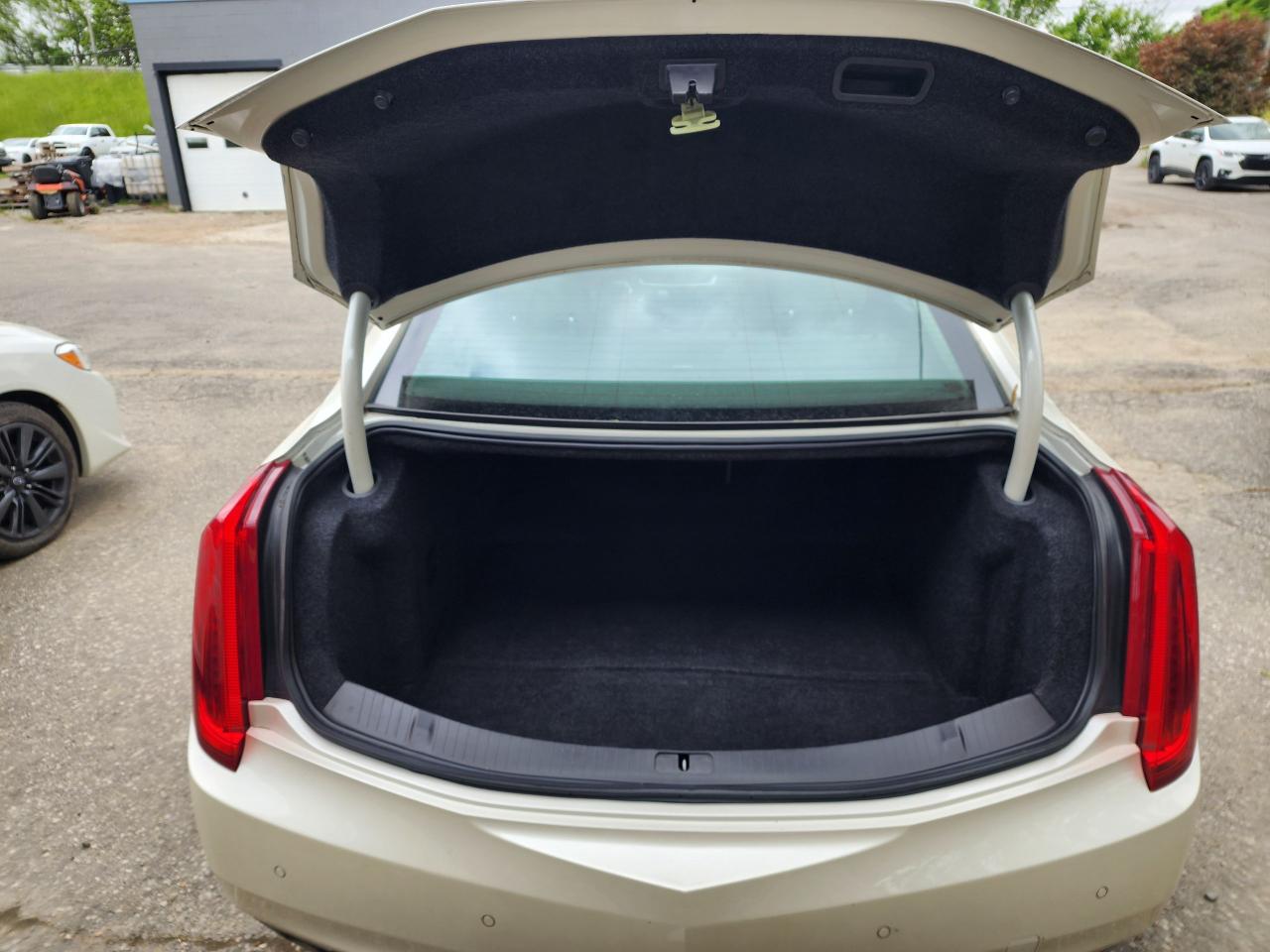 2013 Cadillac XTS Premium Collection l 3.6L V6 l NAV l Sunroof l - Photo #9
