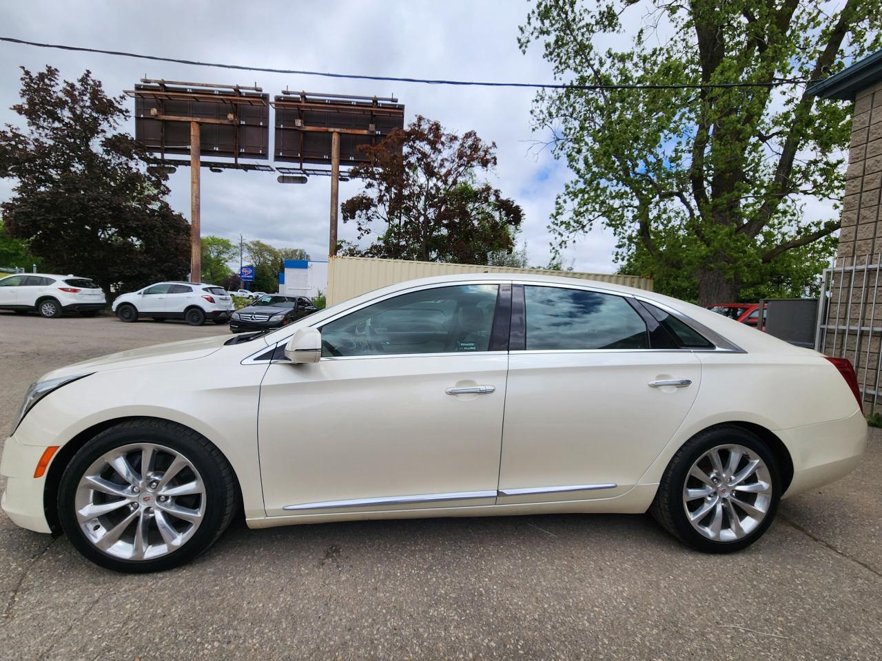 2013 Cadillac XTS Premium Collection l 3.6L V6 l NAV l Sunroof l Photo4