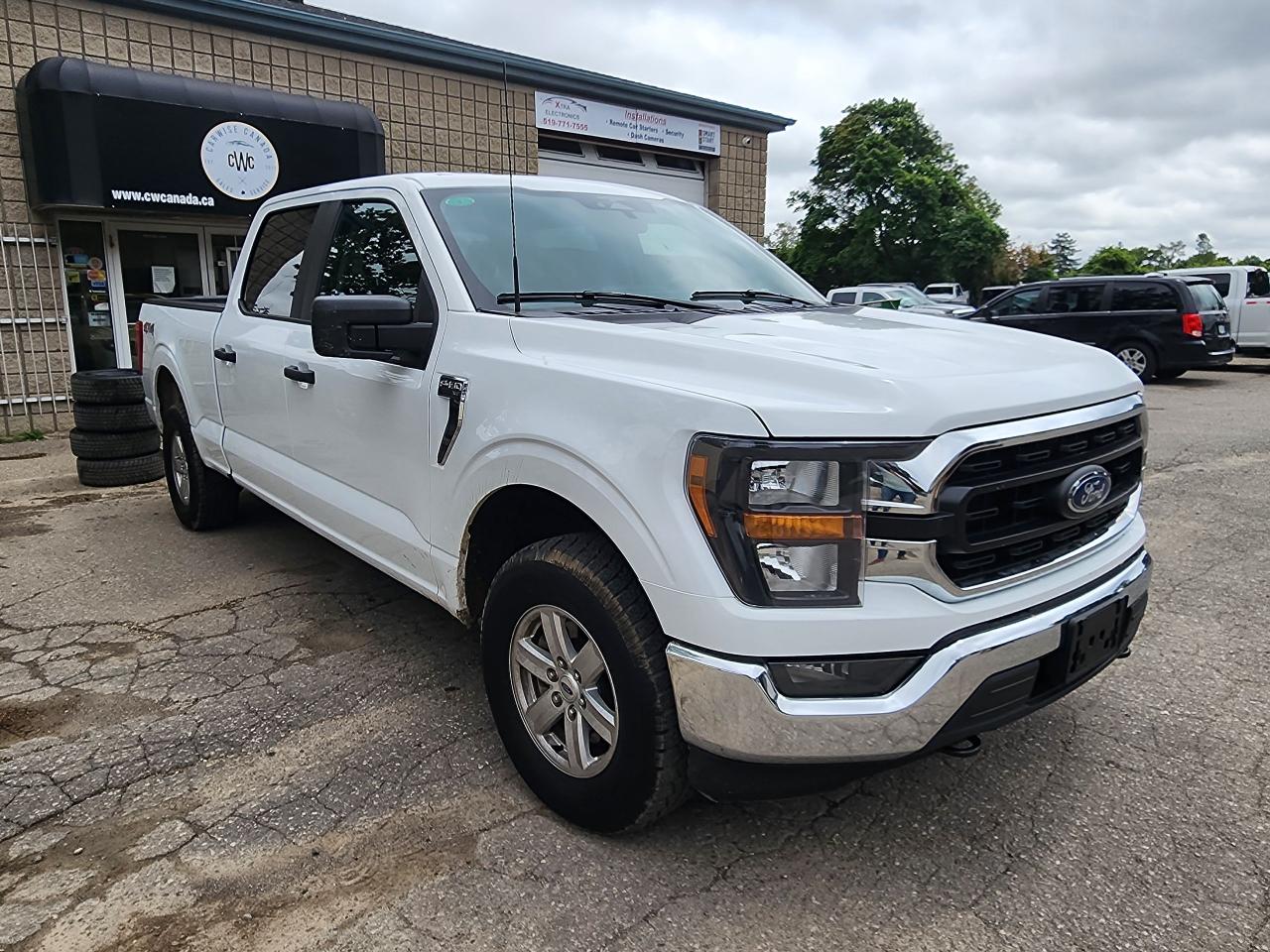 2023 Ford F-150 XLT l CrewCab l 3.5L l Mint Condition - Photo #3