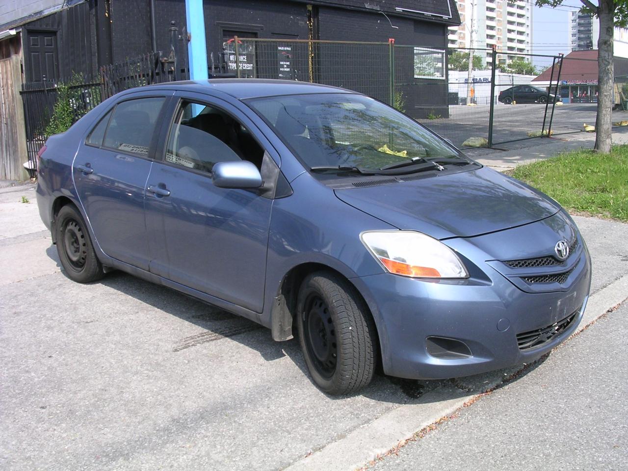 2008 Toyota Yaris LE - Photo #2