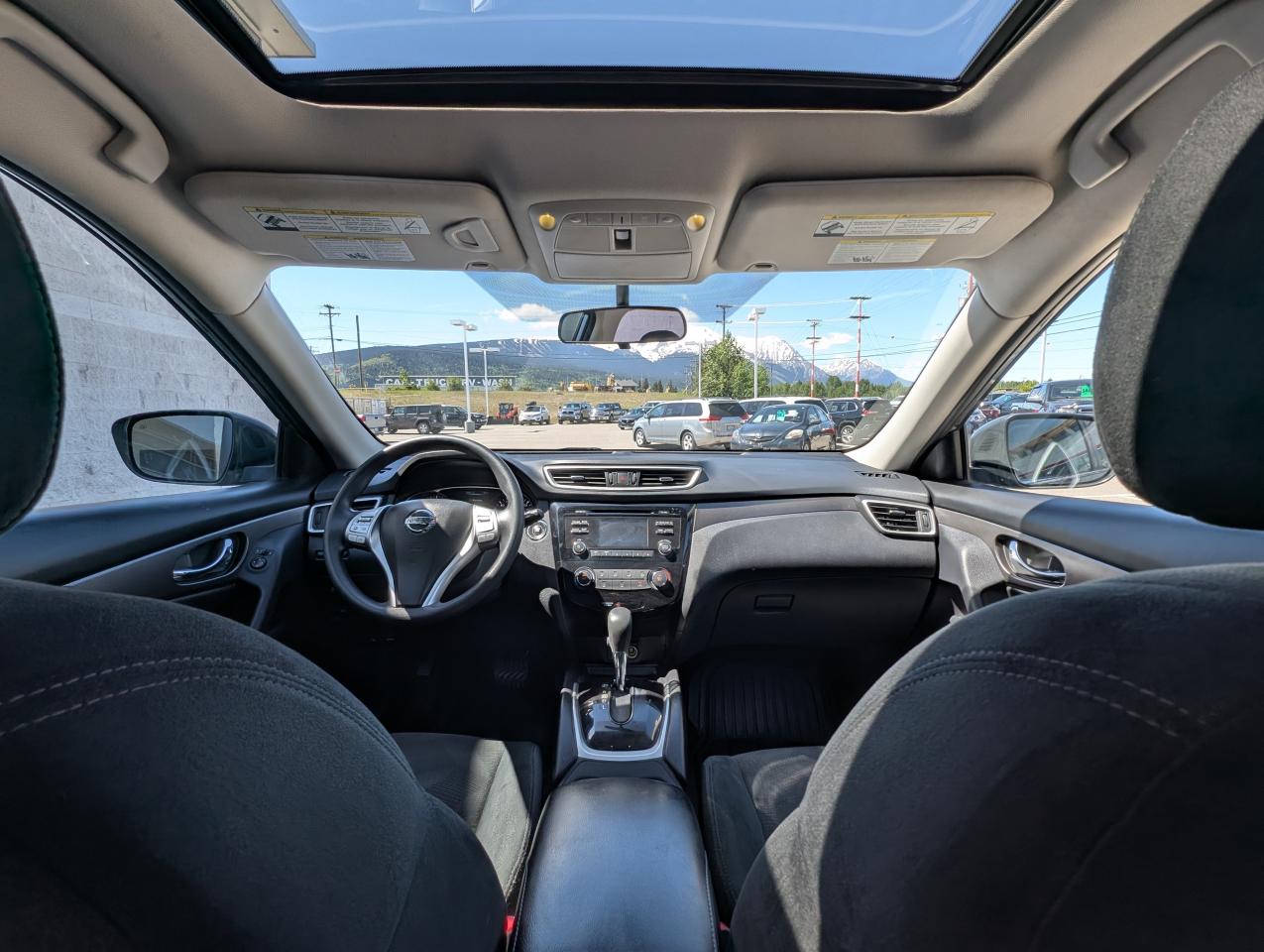 2015 Nissan Rogue SV Photo