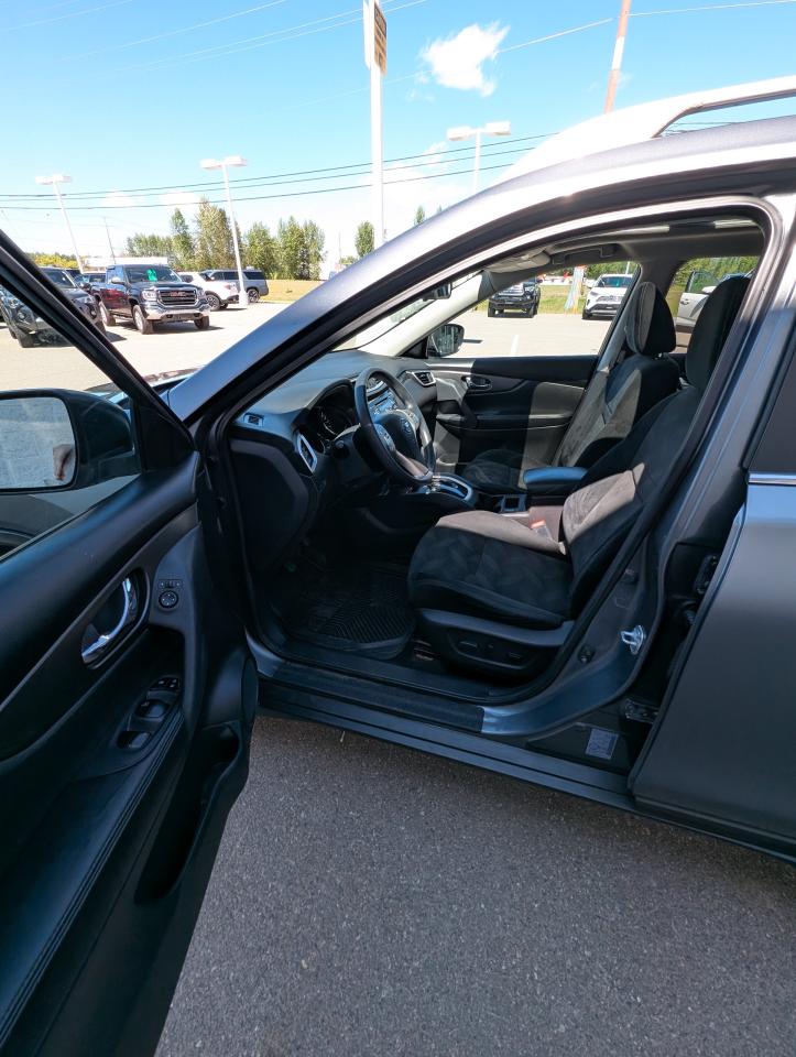 2015 Nissan Rogue SV Photo