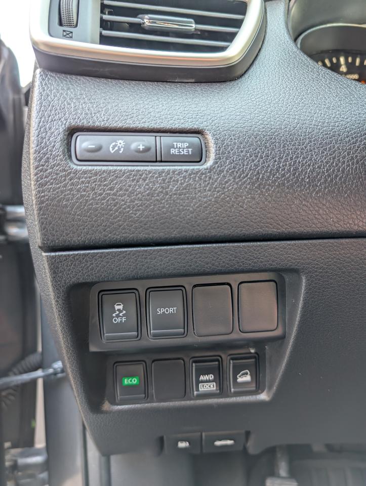 2015 Nissan Rogue SV Photo
