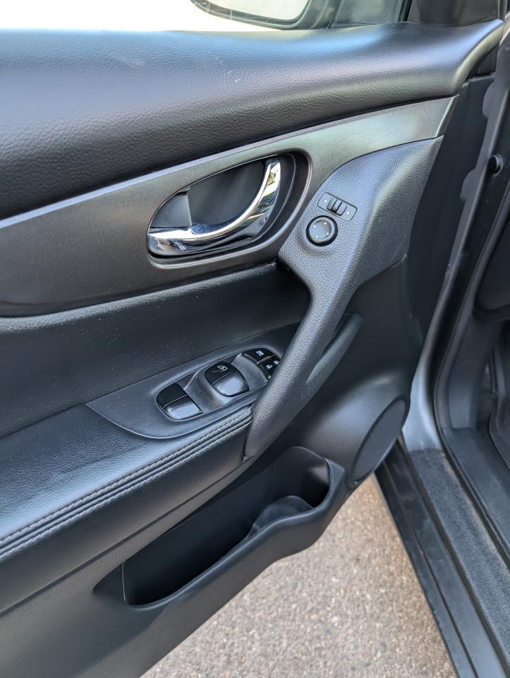 2015 Nissan Rogue SV Photo
