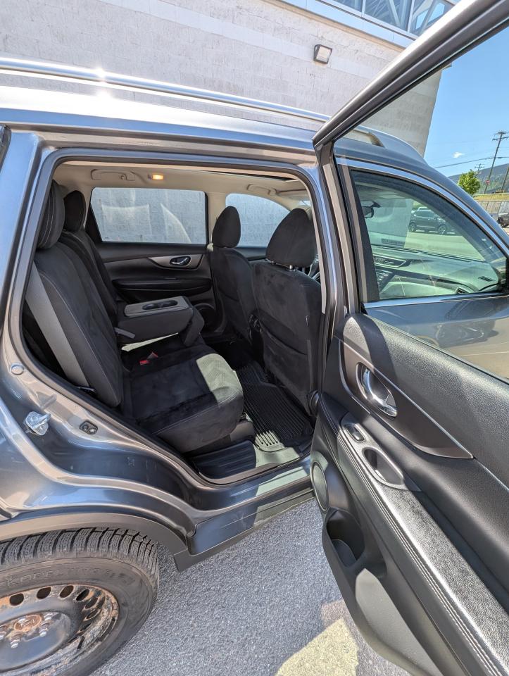 2015 Nissan Rogue SV Photo