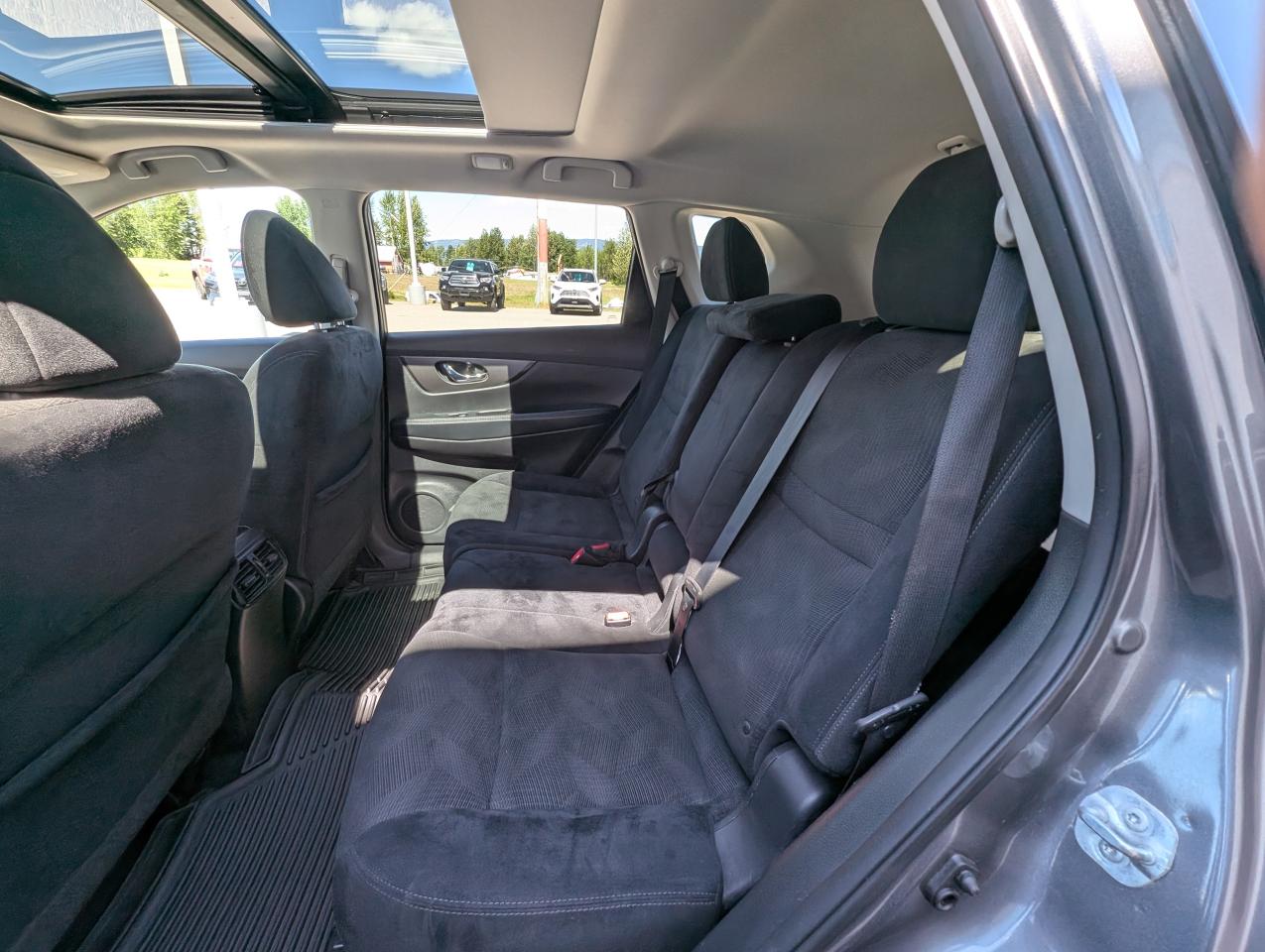 2015 Nissan Rogue SV Photo
