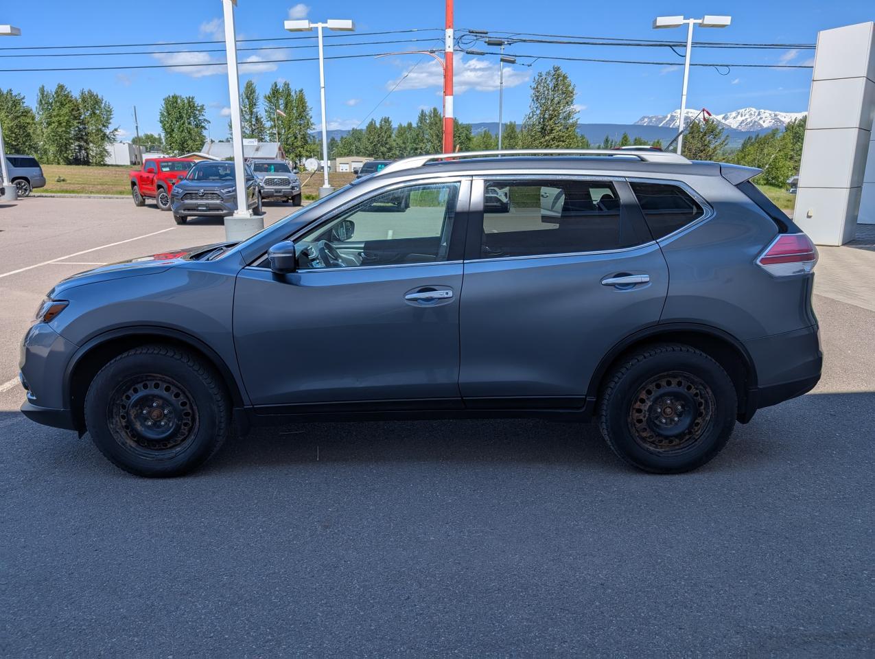 2015 Nissan Rogue SV Photo3