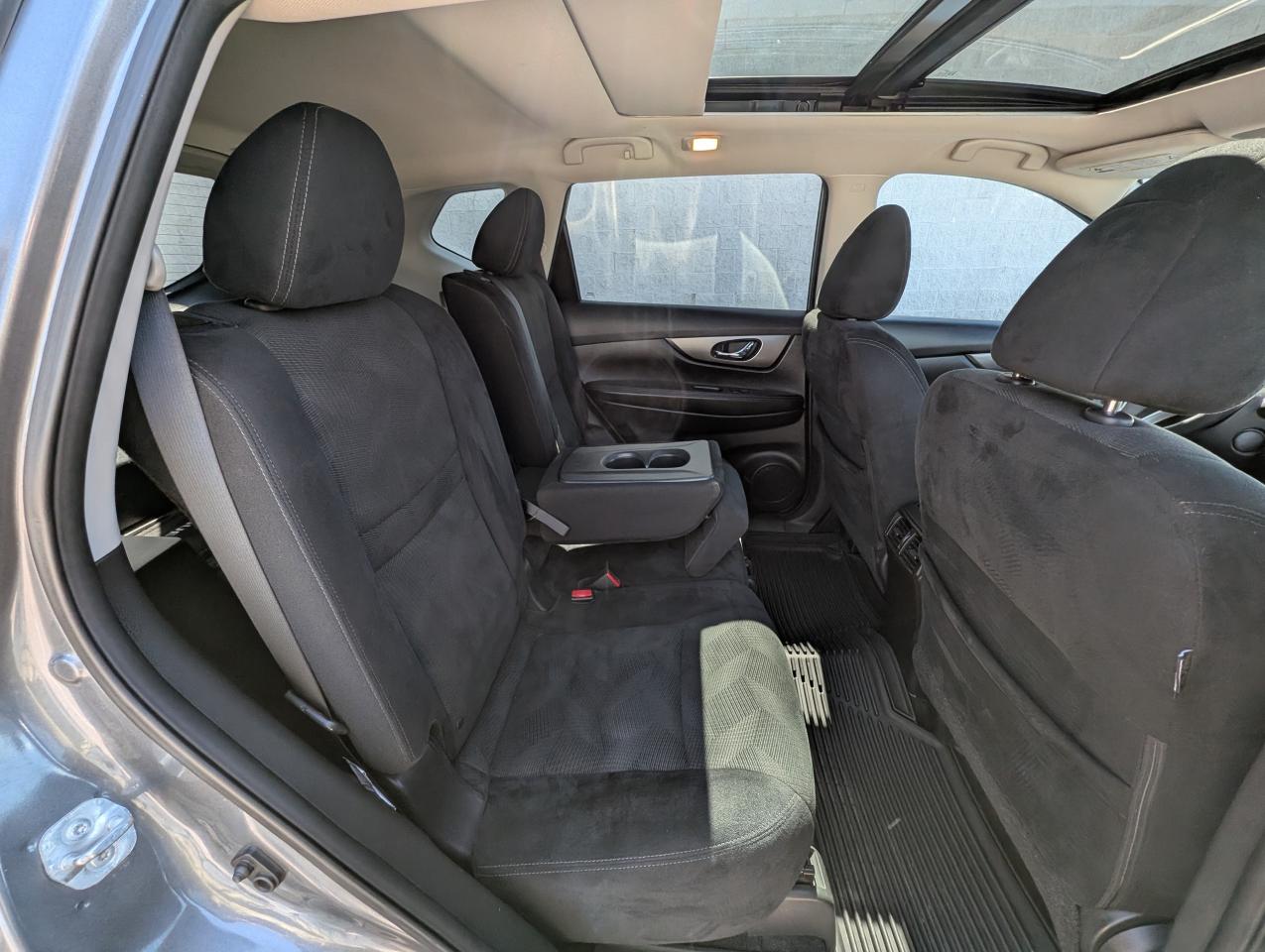2015 Nissan Rogue SV Photo