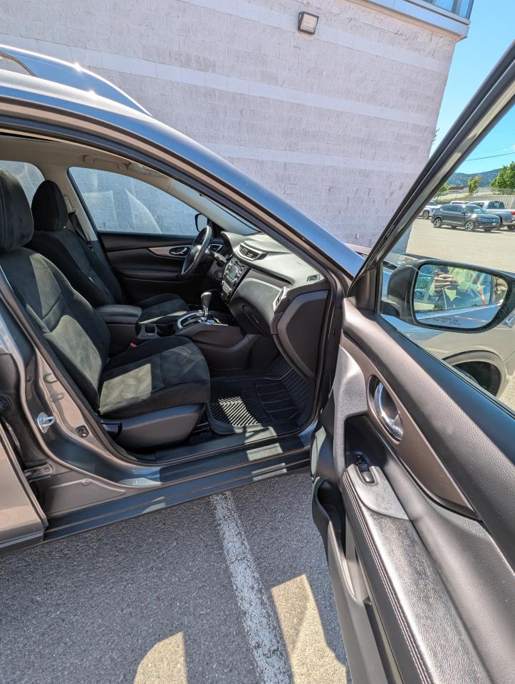 2015 Nissan Rogue SV Photo