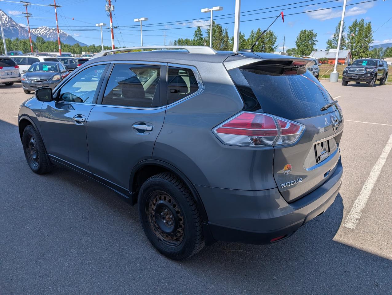 2015 Nissan Rogue SV Photo4