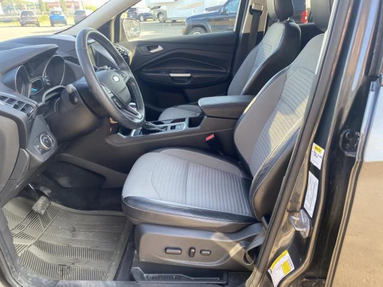 2019 Ford Escape Titanium 4WD - Photo #11