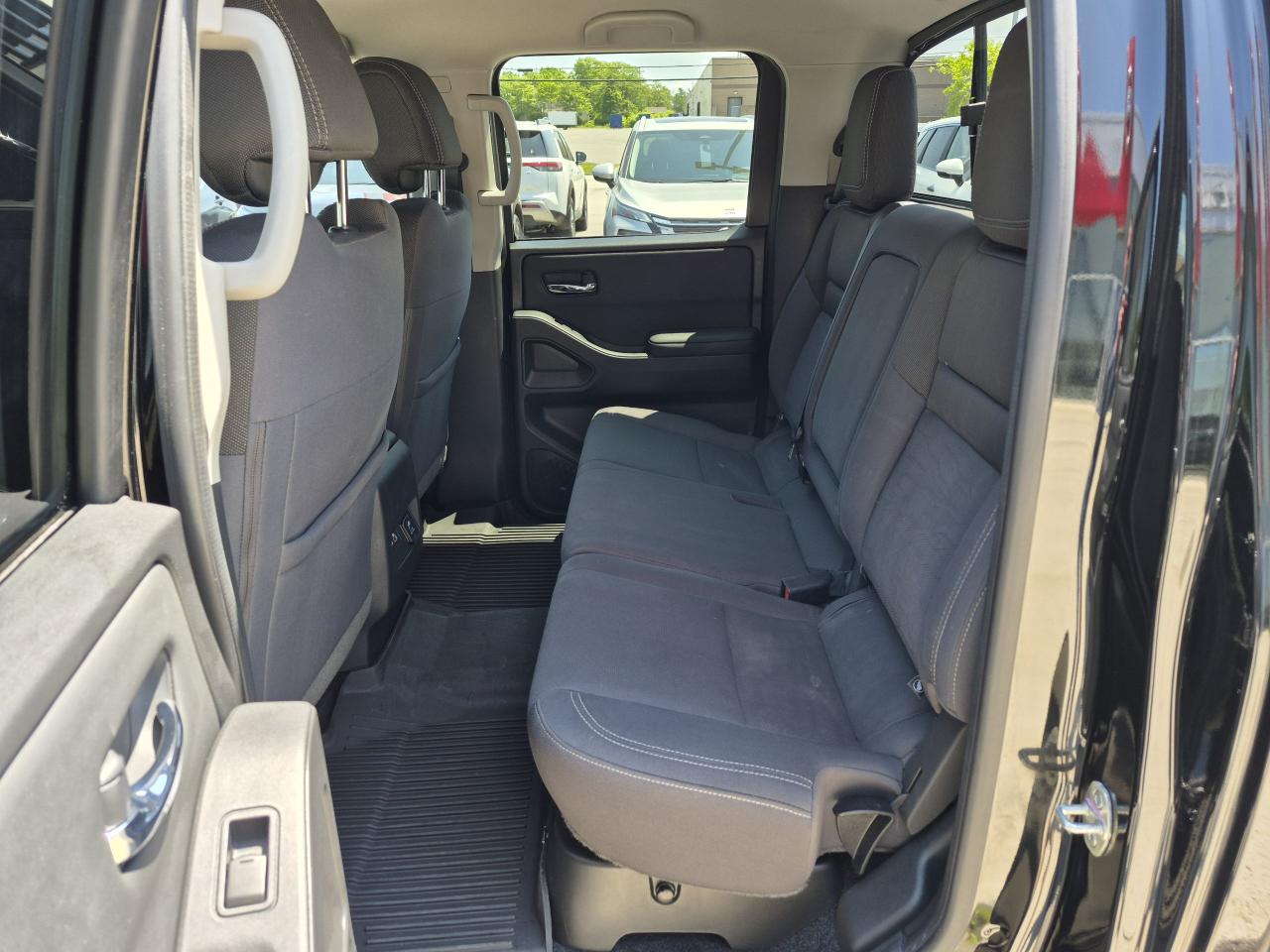 2022 Nissan Frontier SV SPORT Photo11