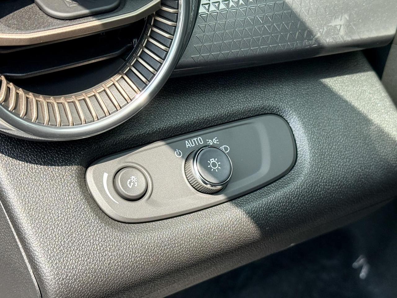 2025 Chevrolet Trax ACTIV 1.2L 3 CYL WITH REMOTE START/ENTRY, HEATED SEATS, HEATED STEERING WHEEL, APPLE CARPLAY AND ANDROID AUTO Photo