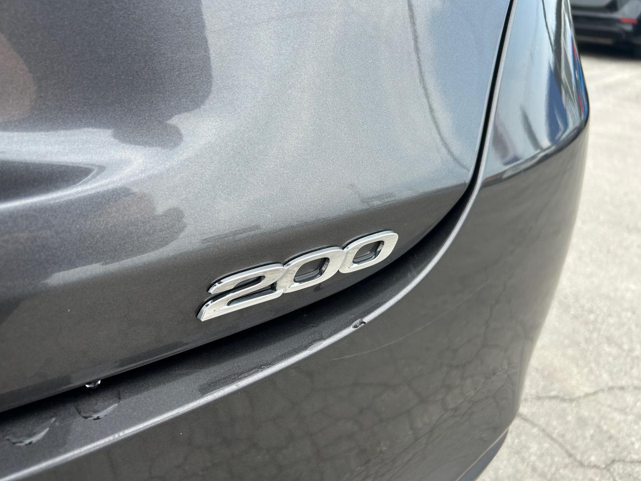 2016 Chrysler 200 Limited Photo2