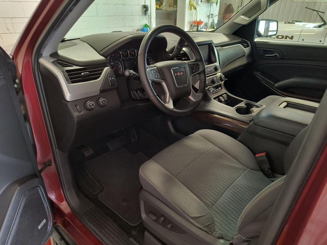 2017 GMC Yukon XL SLE Photo