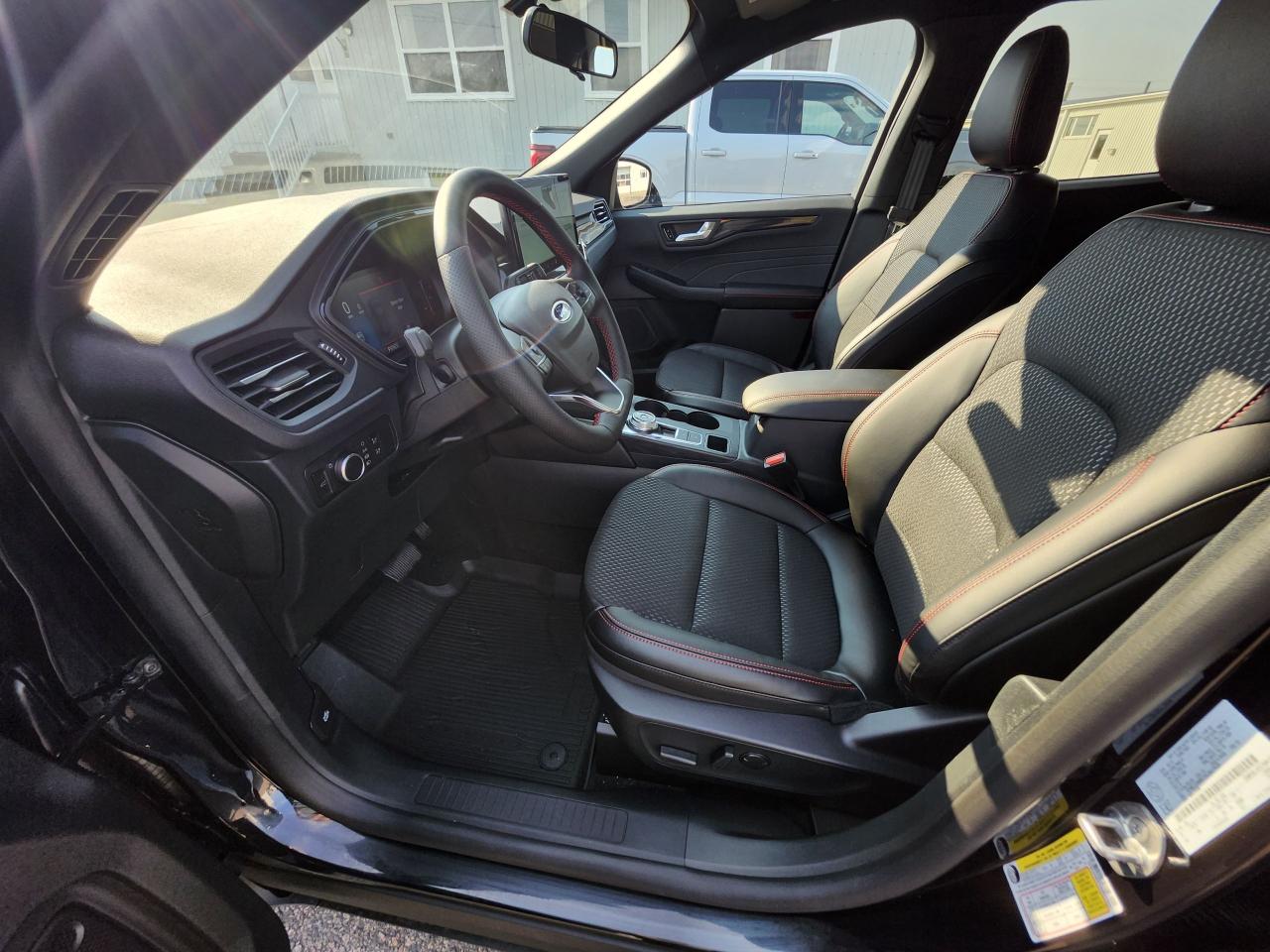 2025 Ford Escape ST-Line AWD Photo5
