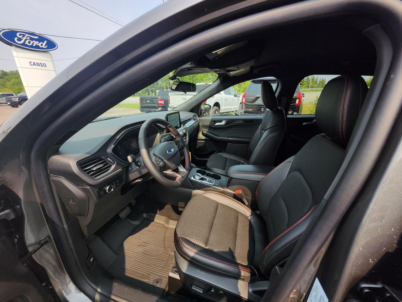 2025 Ford Escape ST-Line AWD Photo5