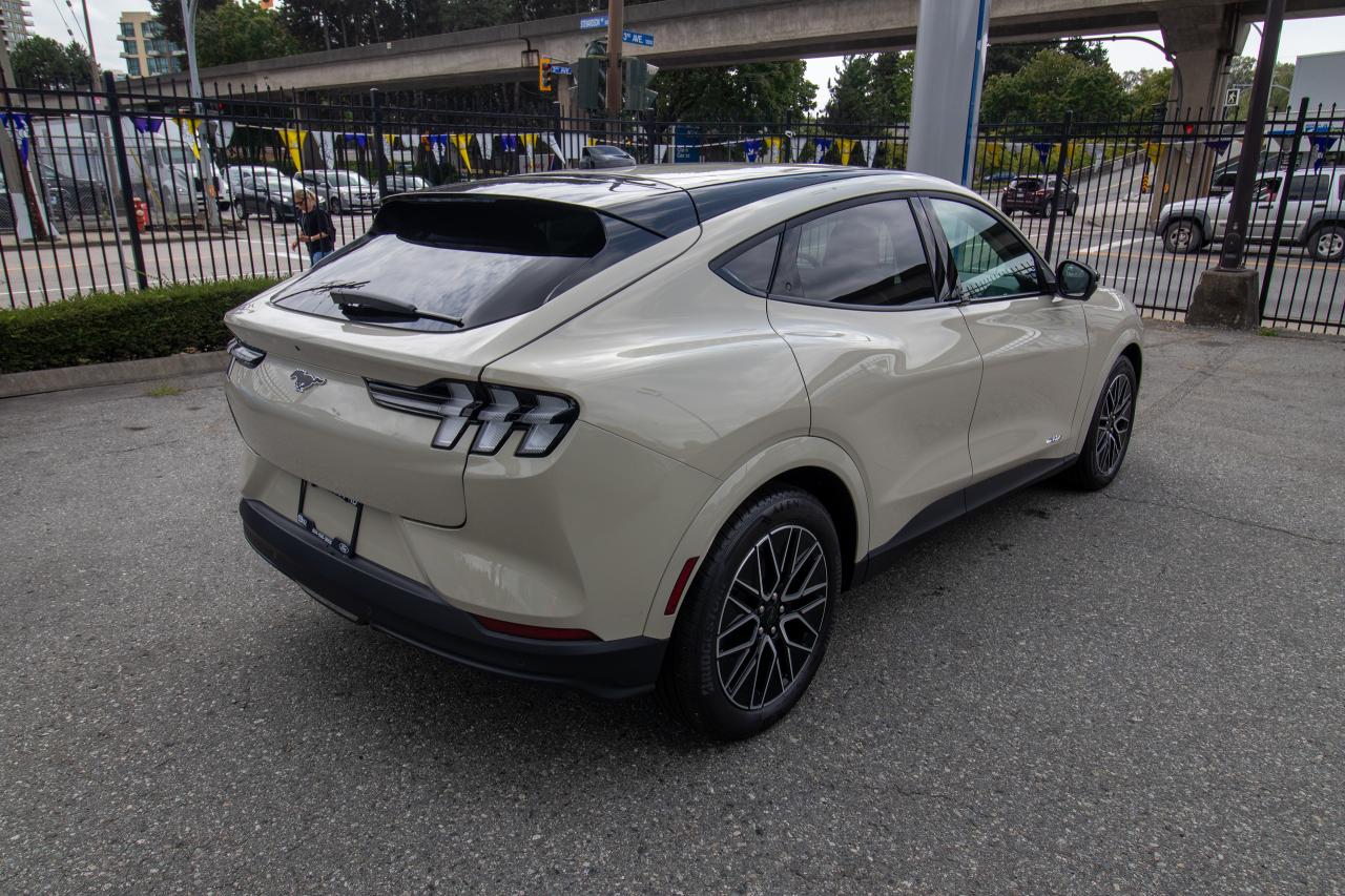2025 Ford Mustang Mach-E Premium RWD Photo4