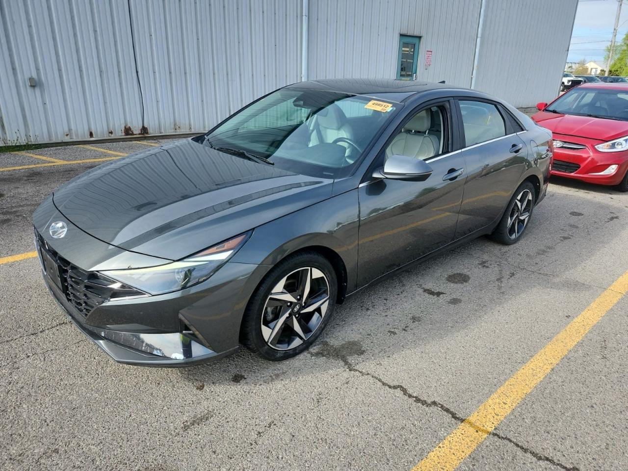 Used 2022 Hyundai Elantra Ultimate w/Two Tone / Sunroof / Blind Spot for sale in Mississauga, ON