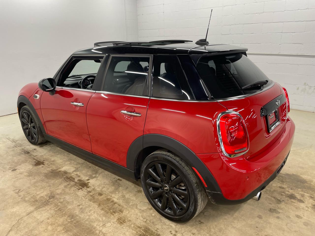 2017 MINI Cooper 5dr HB Photo24