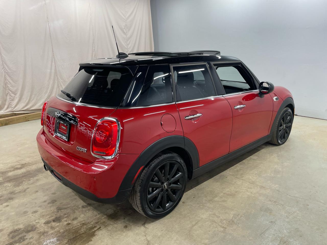 2017 MINI Cooper 5dr HB Photo27
